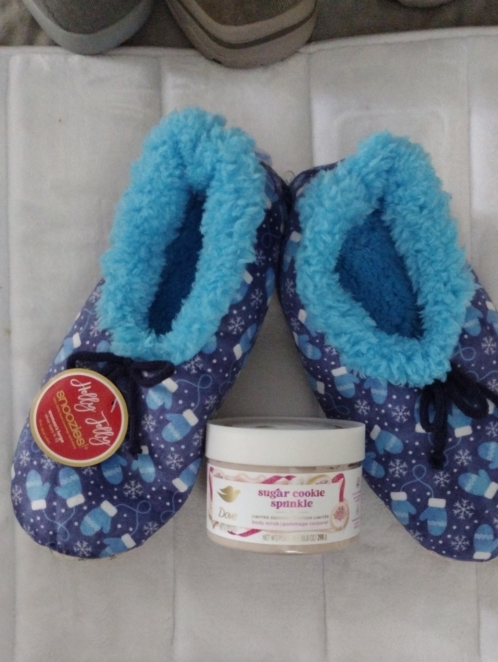 Cozy Women's Blue Patterned Fleece-Lined Slippers And Foot Scrub Set